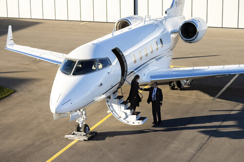 Private Jet austeigen